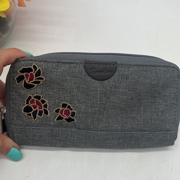 Travelon Heather Gray wallet with embroidered flowers standard size - Picture 1 of 8